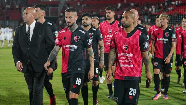 Los futbolistas de Newells se retirán de la cancha tras el empate 1 a 1 con Tigre en el Coloso.