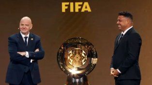 El presidente de la FIFA, Gianni Infantino, el trofeo y Ronaldo en el sorteo del Mundial de Clubes 2025.