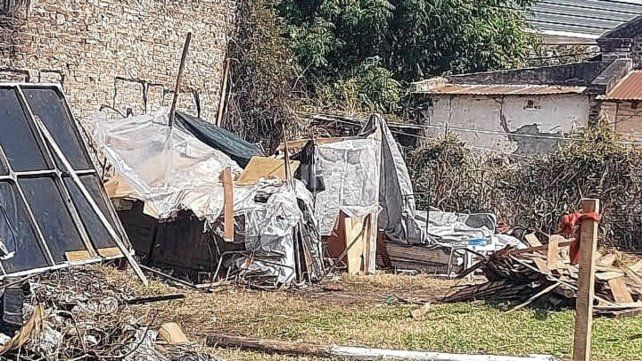 Asentamiento a pocos metros de la vía sobre terrenos ferroviarios ubicados entre Av. López y Planes y calle San Lorenzo al 3700. Asentamiento a pocos metros de la vía sobre terrenos ferroviarios ubicados entre Av. López y Planes y calle San Lorenzo al 3700.