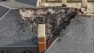 Se incendió en Mar del Plata el techo del Hotel Provincial por las fallas valencianas