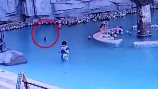 Un nene murió ahogado en una pileta mientras su madre estaba mirando el celular