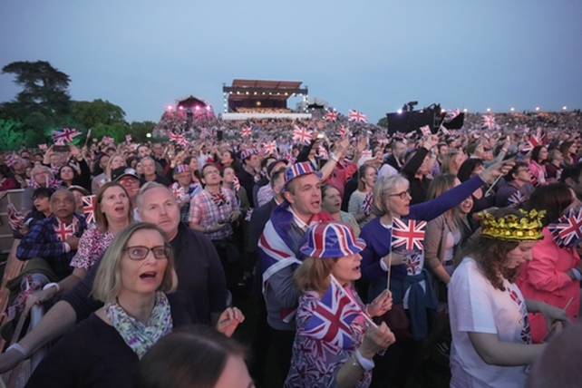 Miles de ingleses asistieron al concierto nocturno en el parque del castillo de Windsor. 