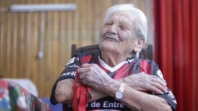 Doña Paula gritó los goles de Patronato con la camiseta firmada por los jugadores
