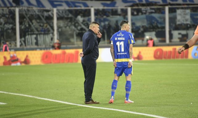 Almirón y Di María observan cómo está parado Talleres antes del inicio. Los sorprendió la línea de 3 de la T.