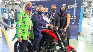 Fernández recorrió una fábrica de motos en Santa Fe y pidió unir esfuerzos para encarar el futuro