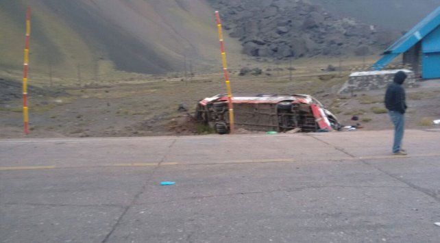 Desbarrancó un micro en las rutas mendocinas, hay tres chicos muertos