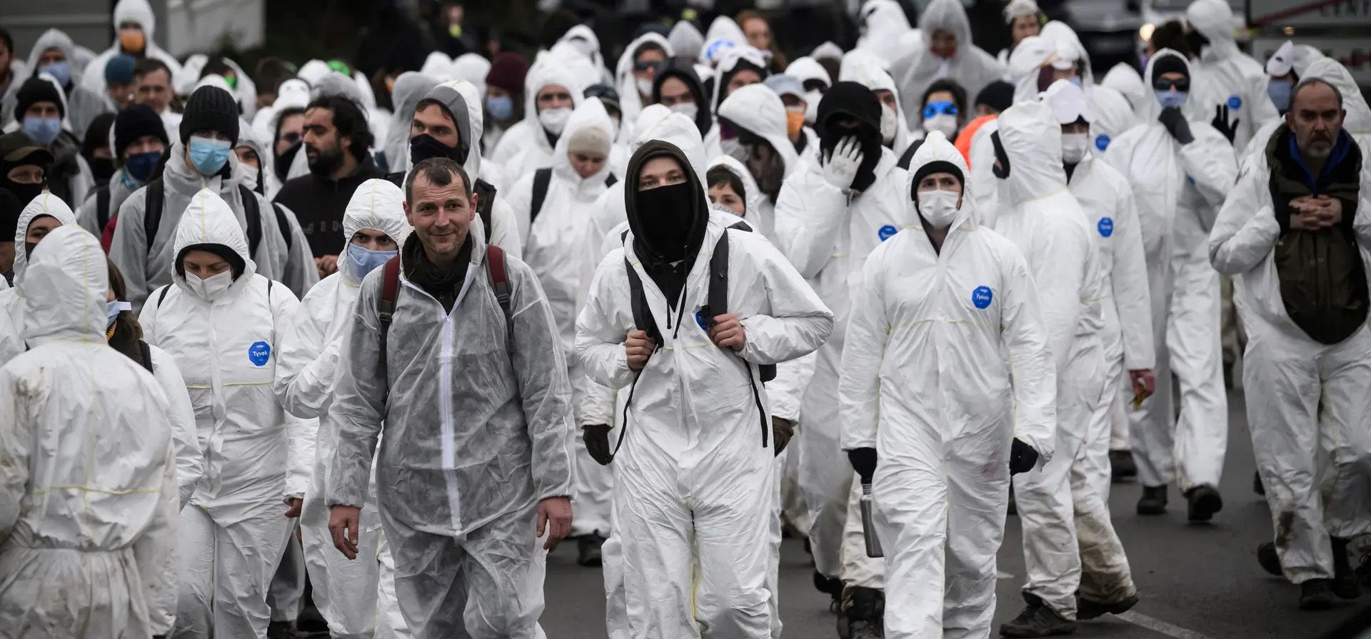 Miembros del grupo activista medioambiental Les Soulevèments de la Terre son evacuados por la policía después de manifestarse frente a la planta de hormigón de Lafarge para protestar contra el hormigón y la metropolitización, Saint-Herblain, Francia. Fotografía: Loïc Venance/AFP/Getty Images Miembros del grupo activista medioambiental Les Soulevèments de la Terre son evacuados por la policía después de manifestarse frente a la planta de hormigón de Lafarge para protestar contra el hormigón y la metropolitización, Saint-Herblain, Francia. Fotografía: Loïc Venance/AFP/Getty Images