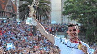 La emoción de Emiliano Martínez con los chicos.