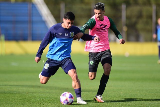 Lautaro Giaccone encara ante la marca del defensor de Sarmiento. El Laucha jugó en el primer partido.