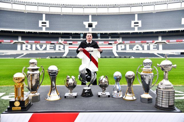 Franco Armani con las copas que ganó el River.