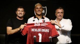 Keylor Navas posa con la camiseta de la Lepra.