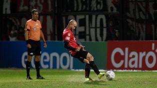 El tirito de Cocoliso, que puso en la cornisa a Newells. Pese a todo lo que corrió, el 9 leproso erró todo.