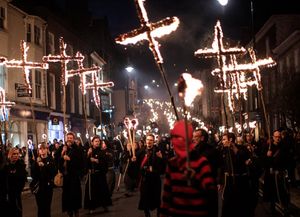 Celebración anual de la noche de la hoguera de Lewes