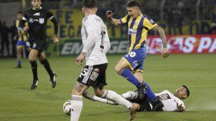 Tomás OConnor traslada en el empate de Central ante Riestra, partido en el que ingresó en el complemento.