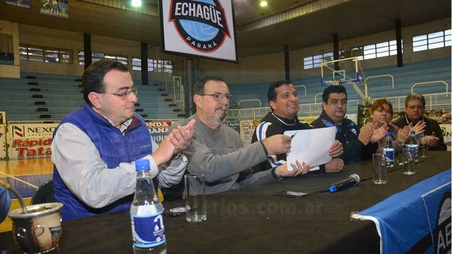 Maffei se apresta a firmar el contrato en medio de la conferencia de presentación en el Luis Butta.
