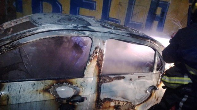 El coche quedó destrozado por el incendio de este sábado.