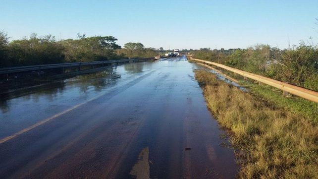 Cortaron por la creciente un tramo de la ruta nacional 14