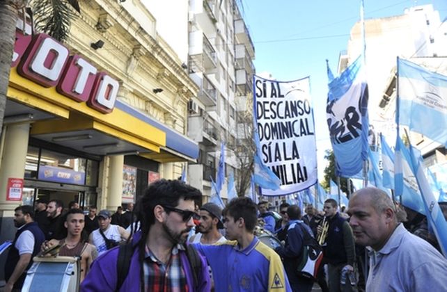 reclamo. Una de las tantas protestas que realizaron los mercantiles para exigir que se aprobara la controvertida ley de descanso dominical.