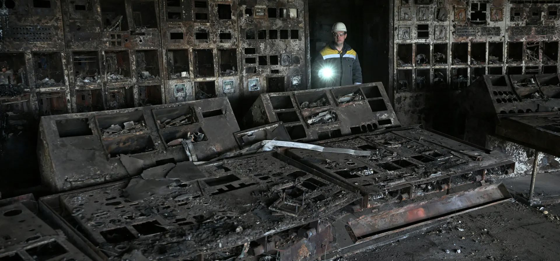 Un trabajador camina por una sala de control incendiada en una planta de energía del proveedor de energía DTEK, que fue destruida después de un ataque en un lugar no revelado en Ucrania. Fotografía: Genya Savilov/AFP/Getty Images Un trabajador camina por una sala de control incendiada en una planta de energía del proveedor de energía DTEK, que fue destruida después de un ataque en un lugar no revelado en Ucrania. Fotografía: Genya Savilov/AFP/Getty Images