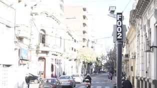 En el centro. Exceso de velocidad, invasión de carriles exclusivos y estacionamiento en doble fila, algunas de la infracciones monitoreadas.