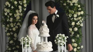 Cailee Spaeny y Jacob Elordi como Priscilla y Elvis Presley en una escena que recrea el día de su casamiento.