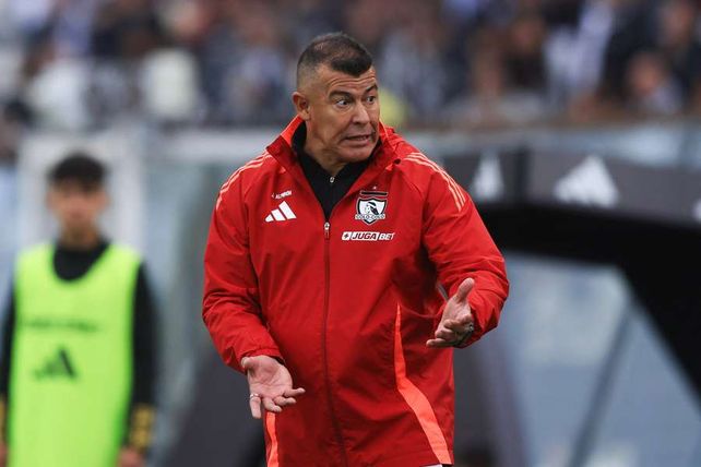 Almirón viene de dirigir a Colo Colo de Chile, equipo con el que jugó dos Libertadores de manera consecutiva.