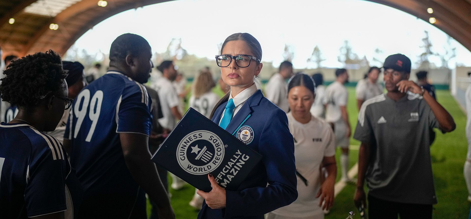 Joanne Brent, al frente y en el centro, juez de Guinness World Records, se prepara para supervisar un partido de exhibición de fútbol organizado por la FIFA que intenta batir el récord Guinness de mayor número de nacionalidades en un partido, en Rabat, Marruecos, el miércoles 5 de noviembre de 2025. (Foto AP/Mosa'ab Elshamy) Joanne Brent, al frente y en el centro, juez de Guinness World Records, se prepara para supervisar un partido de exhibición de fútbol organizado por la FIFA que intenta batir el récord Guinness de mayor número de nacionalidades en un partido, en Rabat, Marruecos, el miércoles 5 de noviembre de 2025. (Foto AP/Mosa'ab Elshamy)