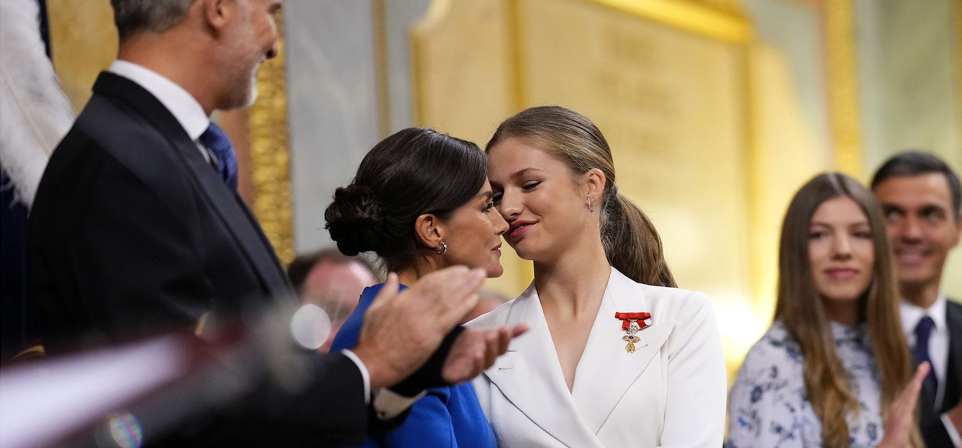 La princesa Leonor, en el centro, junto al rey español Felipe VI, la reina Letizia y su hermana Sofía, mientras juran lealtad a la Constitución durante un evento de gala que la hace elegible para ser reina algún día, en Madrid el martes 31 de octubre de 2023. (Foto AP/Manu Fernández) La princesa Leonor, en el centro, junto al rey español Felipe VI, la reina Letizia y su hermana Sofía, mientras juran lealtad a la Constitución durante un evento de gala que la hace elegible para ser reina algún día, en Madrid el martes 31 de octubre de 2023. (Foto AP/Manu Fernández)