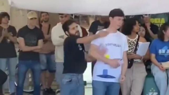 El instante de la agresión sufrida por un estudiante en la asamblea en Ingeniería.&nbsp;