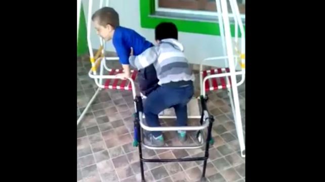 Conmovedor: Un nene ayuda a su amigo a subir a la hamaca Conmovedor: Un nene ayuda a su amigo a subir a la hamaca