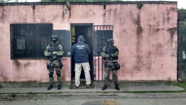Cinco delincuentes fueron detenidos como resultado de tres allanamientos en Rosario y dos en San Nicolás.
