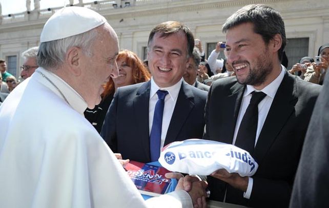 Genio y figura. Francisco recibe los regalos de manos de Matías Lammens
