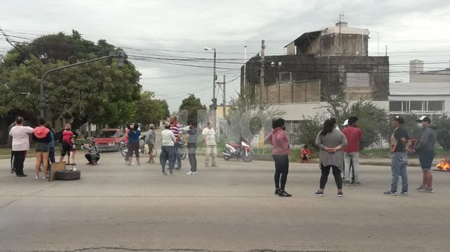 Vecinos de Villa del Parque realizan cortes en contra de la EPE