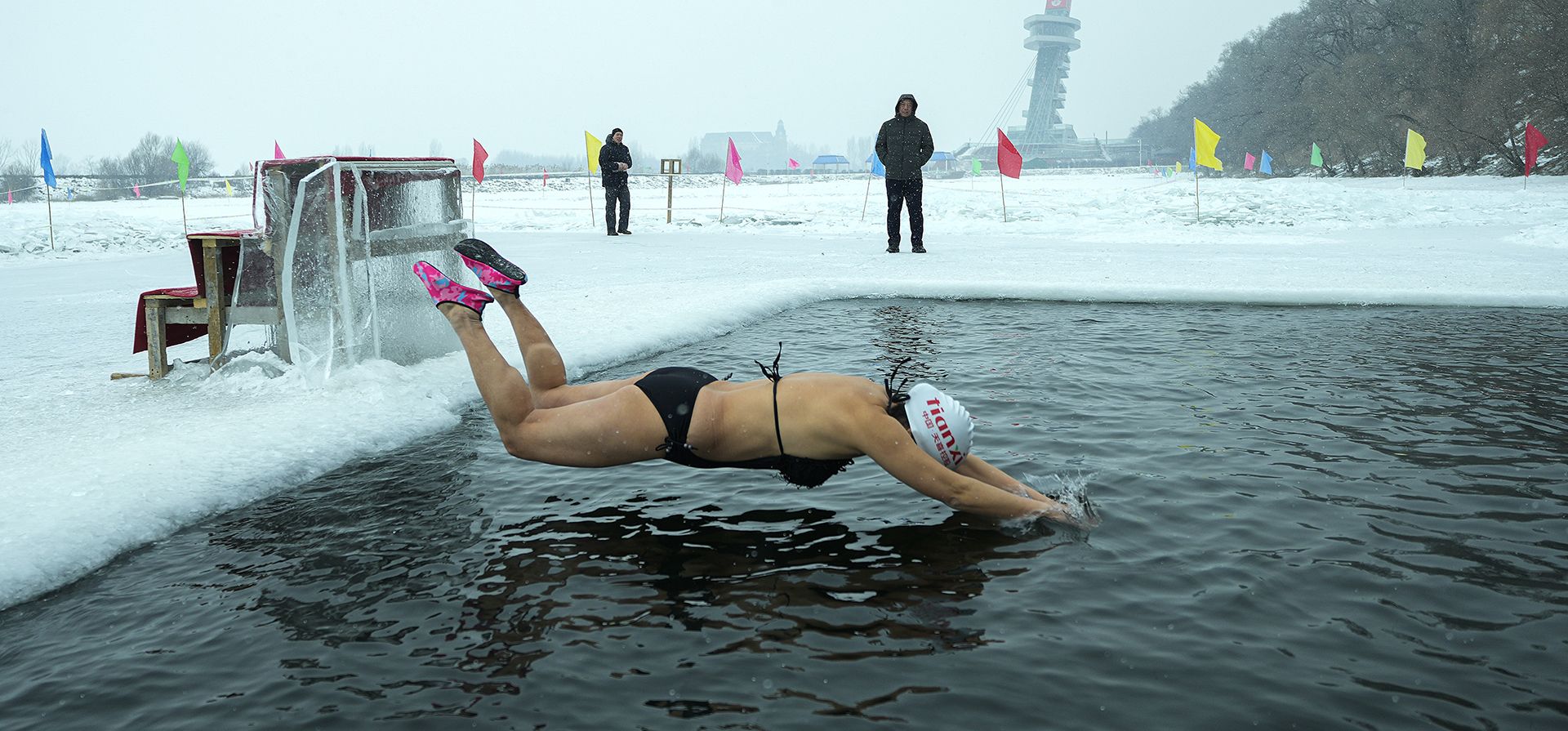 Una mujer salta a una piscina tallada en el hielo del río congelado Songhua en Harbin, en la provincia de Heilongjiang, en el noreste de China, el martes 7 de enero de 2025. (Foto AP/Andy Wong) Una mujer salta a una piscina tallada en el hielo del río congelado Songhua en Harbin, en la provincia de Heilongjiang, en el noreste de China, el martes 7 de enero de 2025. (Foto AP/Andy Wong)
