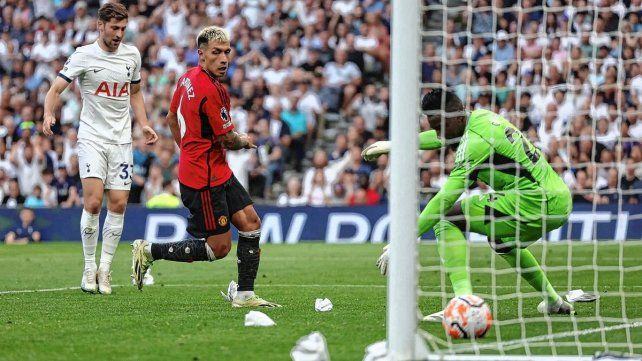 Gol en contra de Lisandro Martínez en la caída del United.