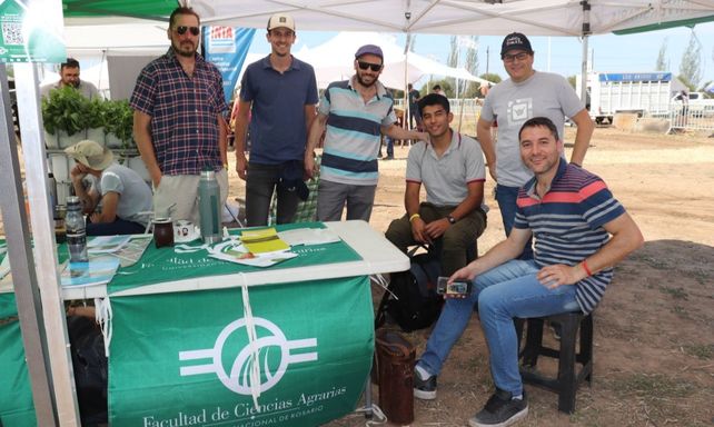 El grupo de docentes de la Facultad de Agrarias acercaron el conocimiento académico a la muestra ExpHortar.