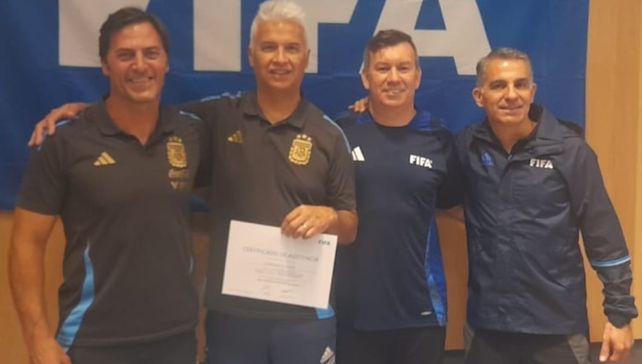 El instructor rosarino.  Gustavo Lechner, feliz con el certificado de FIFA con sus colegas en AFA.  