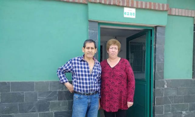 Jorge y Aurora en la puerta de su casa.&nbsp;