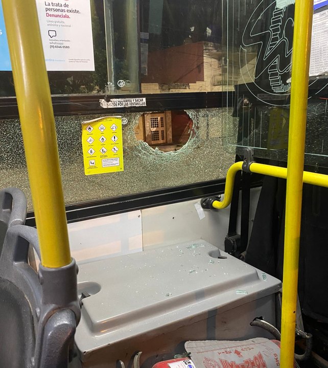 El ataque contra el colectivo de la línea 102/144 fue poco después de las 22 del martes. 