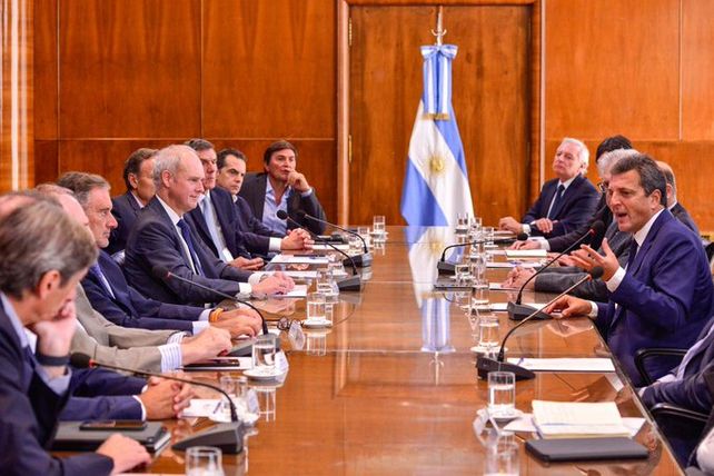 Reunión. Massa sondeó a los principales banqueros antes de realizar el anuncio formal del canje.