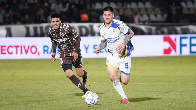 Franco Ibarra gana el duelo en el partido contra Platense. Central quiere que los tres puntos queden en Arroyito.