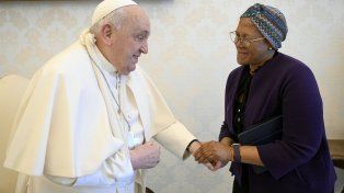 El Papa Francisco se cayó por segunda vez en un mes y debe usar un cabestrillo