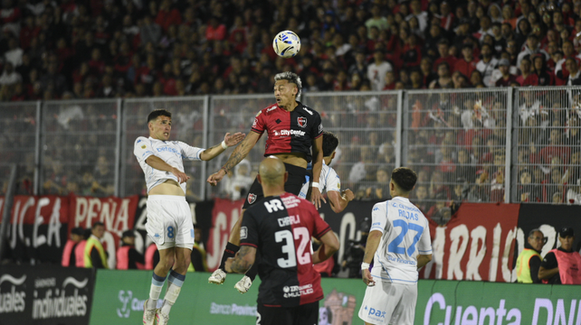Luciano Herrera salta más alto que nadie en el último partido de Newells