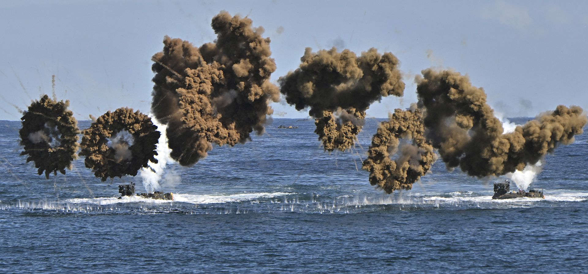 Vehículos de asalto anfibios de la Marina de Corea del Sur disparan proyectiles de humo para aterrizar en la costa durante una operación de desembarco como parte del ejercicio militar anual Hoguk en Pohang, Corea del Sur, el miércoles 26 de octubre de 2022.