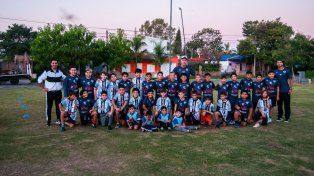 Los chicos del barrio Antonini en la práctica en la plaza.