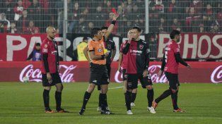 Andrés Merlos le muestra la roja a Luca Regiardo, el pibe de Newells. Ahora el Tribunal de Disciplina le dio dos fechas de suspensión.