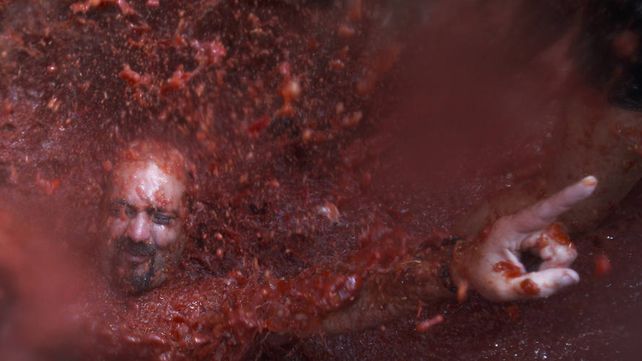 Tomatina, la batalla roja celebra su fiesta anual con un mensaje contra la homofobia