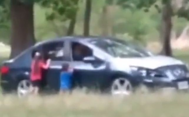Desesperados. Los chicos piden a los gritos que sus padres les abran las puertas del auto. (Foto de video)