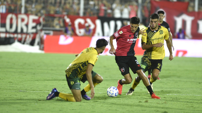 Tomás Jacob intenta avanzar entre dos futbolistas de Aldosivi. El defensor de Newells fue de lo más parejo.