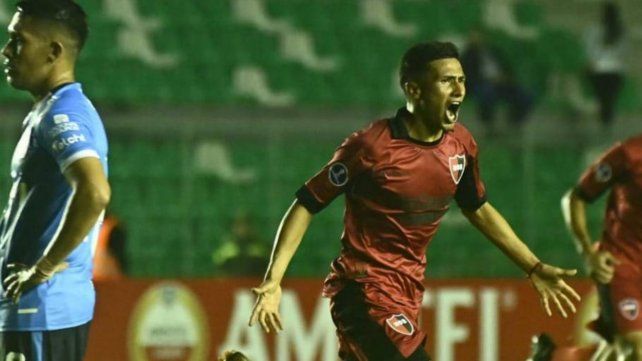 Iván Gómez la metió con sutileza ante Blooming en Bolivia y lo celebra con ganas. Fue el empate parcial de Newells.